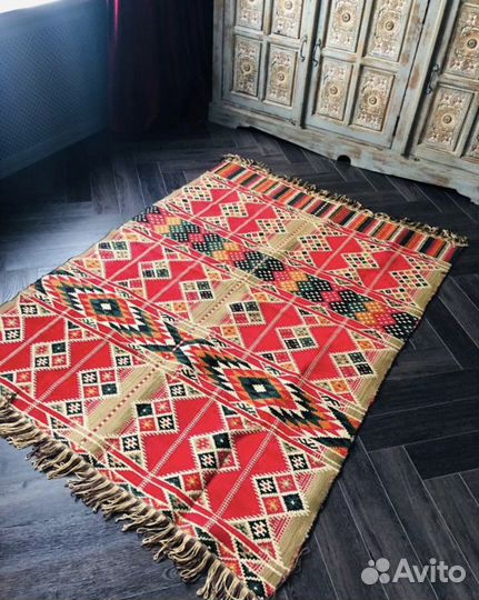 Ковер из натуральной шерсти с ярким орнаментом