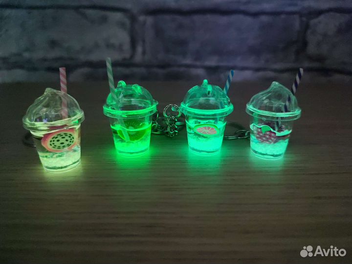 Светящийся брелок в виде молочного стаканчика