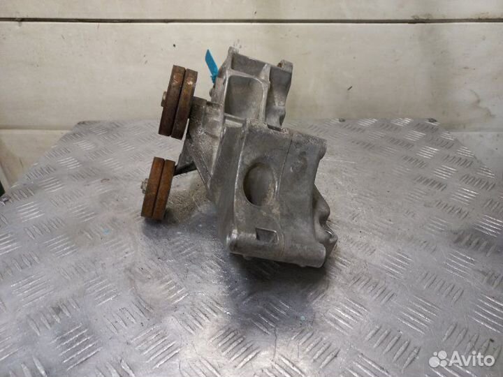 Кронштейн генератора Volkswagen Bora 1.6 16V AZD