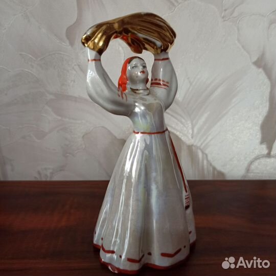 Статуэтка Девушка со снопом