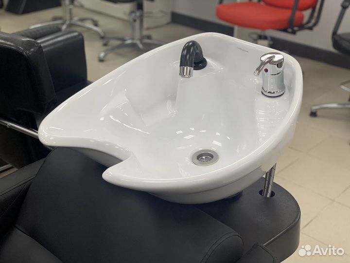 Парикмахерское кресло и мойка