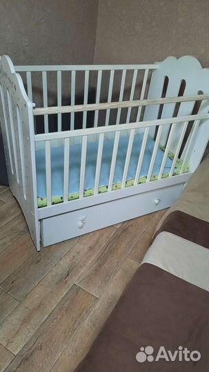 Детская кроватка с маятником и ящиком