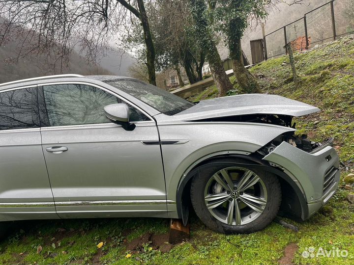 Volkswagen Touareg 3.0 AT, 2022, битый, 15 000 км