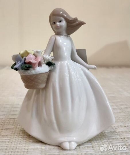 Статуэтка девушка фарфоровая цветочница