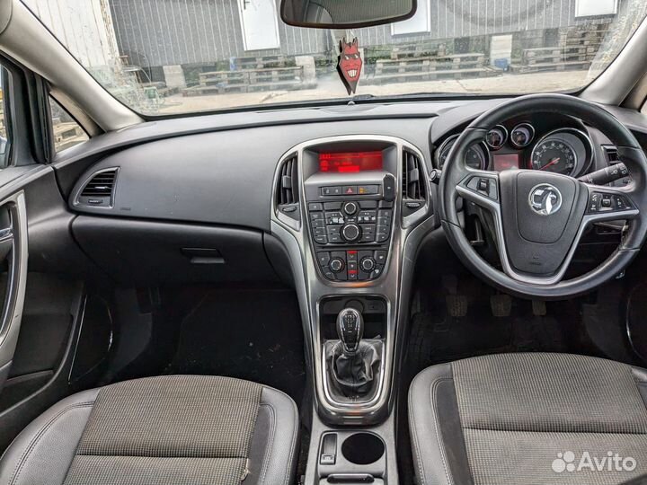 Бампер передний для Opel Astra J 13348047