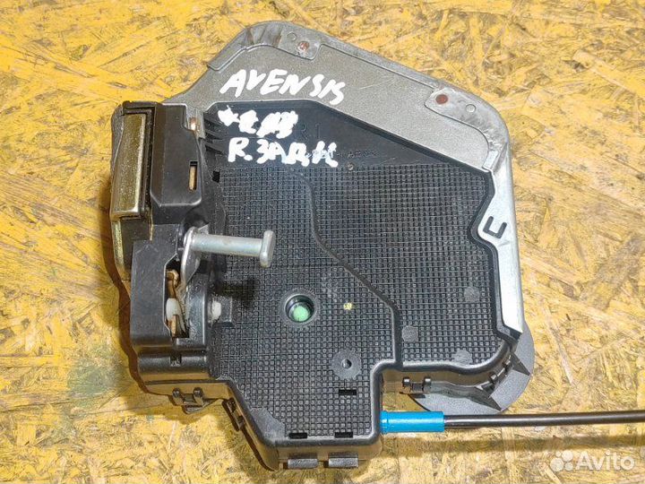 Замок двери задний правый Toyota Avensis ZZT25