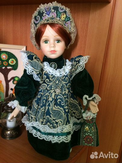 Кукла фарфоровая