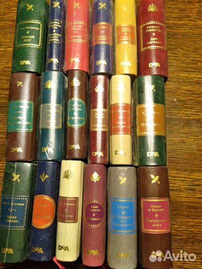 Коллекция из 18 миникниг