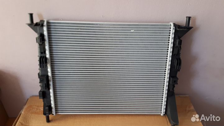 Радиатор охлаждения Форд Фокус 2