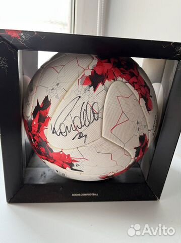 Мяч с автографами (Роналду, Рональдиньо и Роналдо)