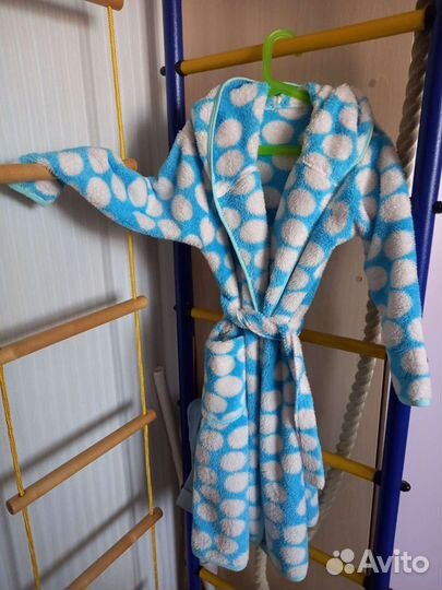 Голубой махровый халат в горошек