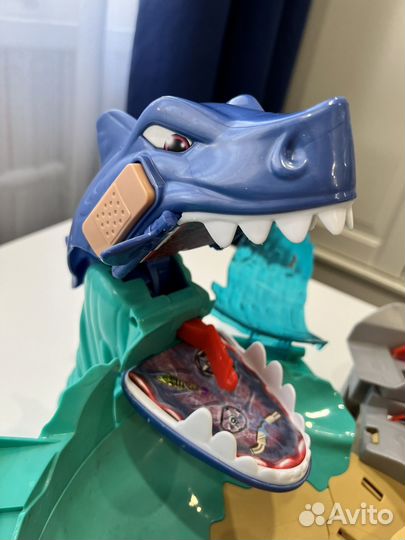 Трек Hot Wheels GWT35 Схватка с акулой