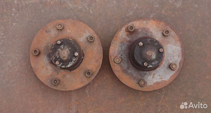 Ось со ступицами