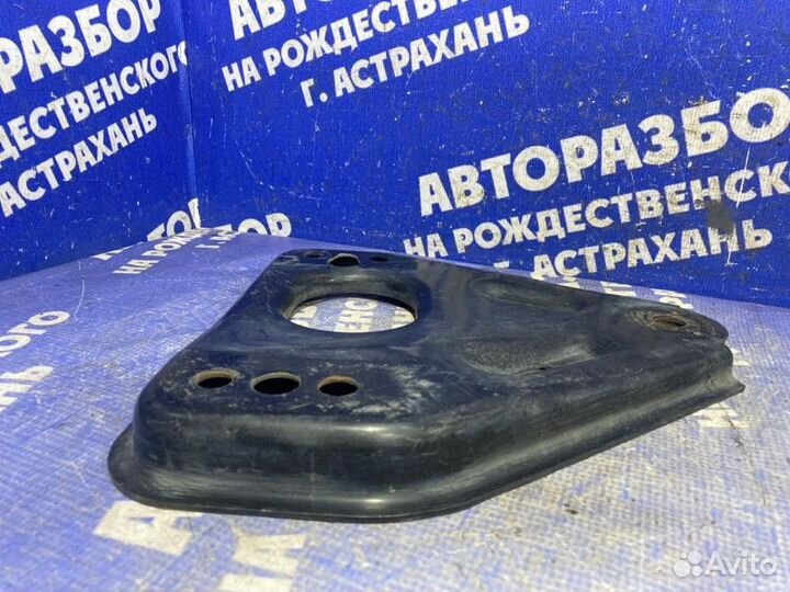 Левый кронштейн переднего подрамника Nissan Teana