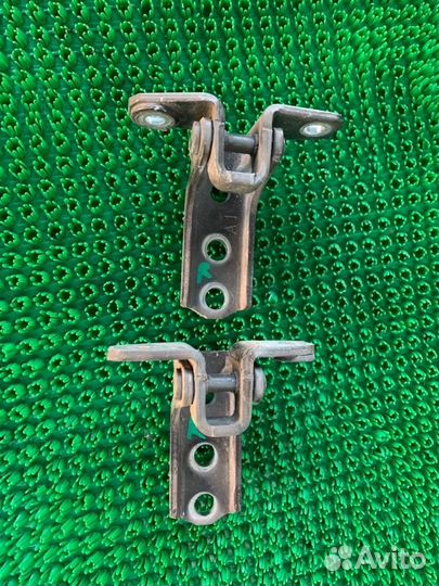 Петли двери прав. перед. Mitsubishi Pajero