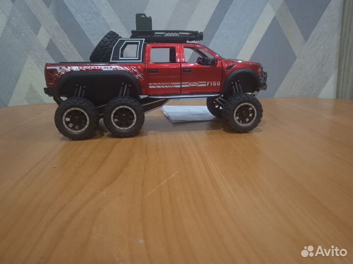 Внедорожник игрушечный