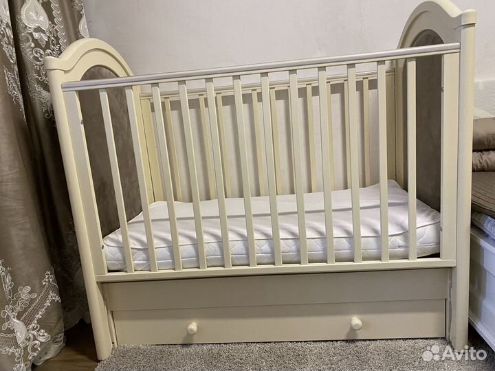 Комплект Гандылян: кроватка с маятником и комод