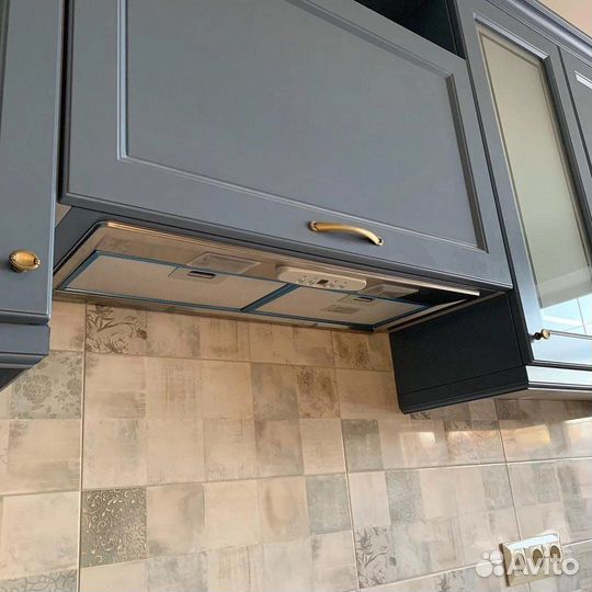 Бюджетный вариант гарнитура. В подарок техника