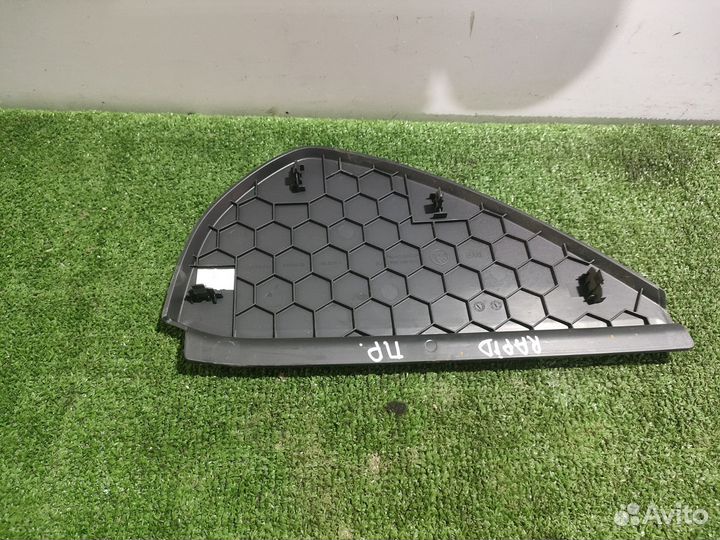 Накладка торпедо правая skoda rapid 2017