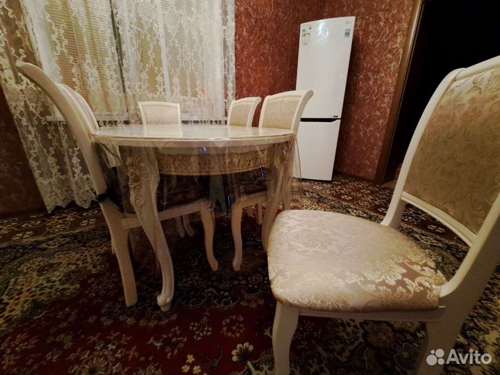 Кухонный стол и стулья новые