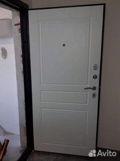Дверь входная в упаковке новая