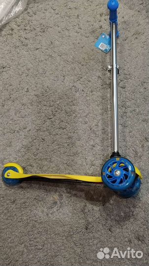 Новый самокат, со светящимися колёсами