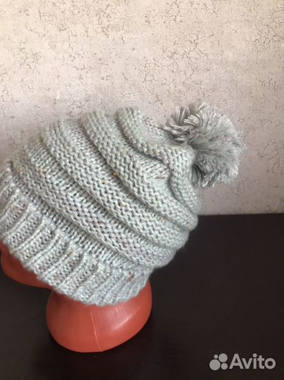 Шапки много