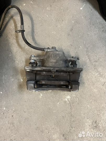 Тормозные суппорта передние камри V70 оригинал