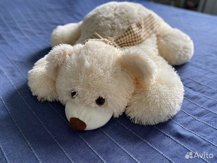 Большой белый плюшевый медведь мишка