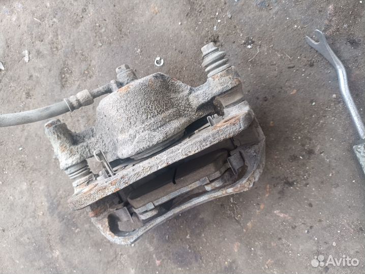 Передний левый суппорт Hyundai Getz