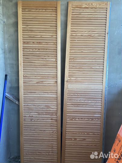 Деревянная жалюзийная дверь