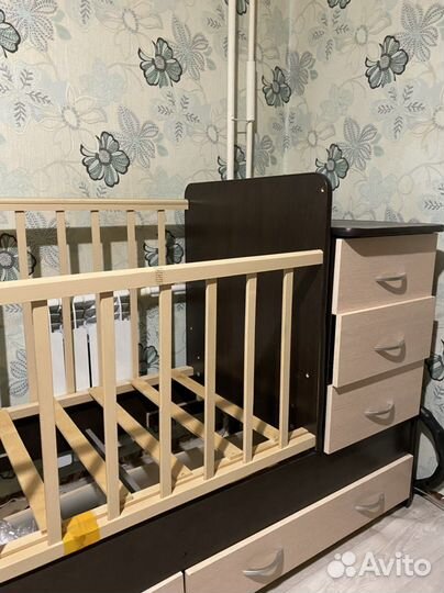 Кровать с маятником и полочками