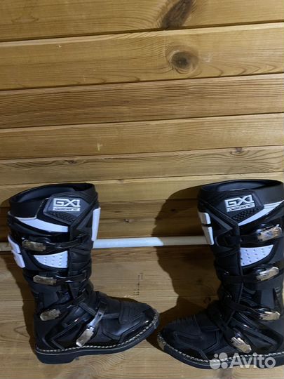 Продам шлем fox и мотоботинки Gaerne gx1