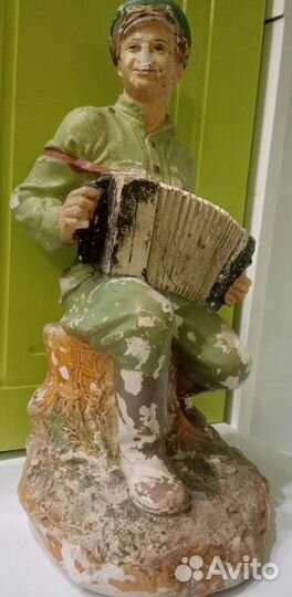 Статуэтка гипсовая солдат с гармошкой. (василий ТЁ