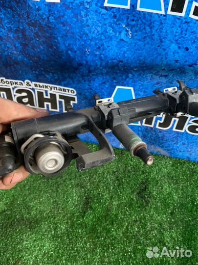 Топливная рейка Ford Focus CB4 sida 2010