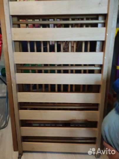 Детская кроватка с маятником и ящиком