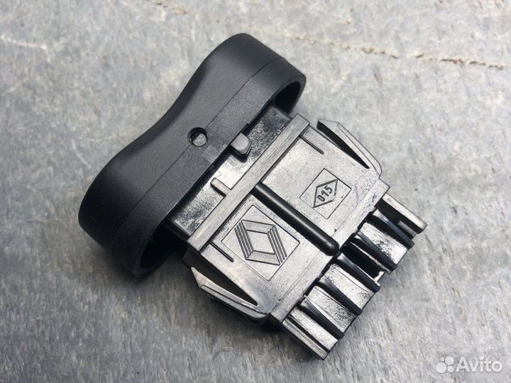 Кнопка центрального замка Nissan Almera G15