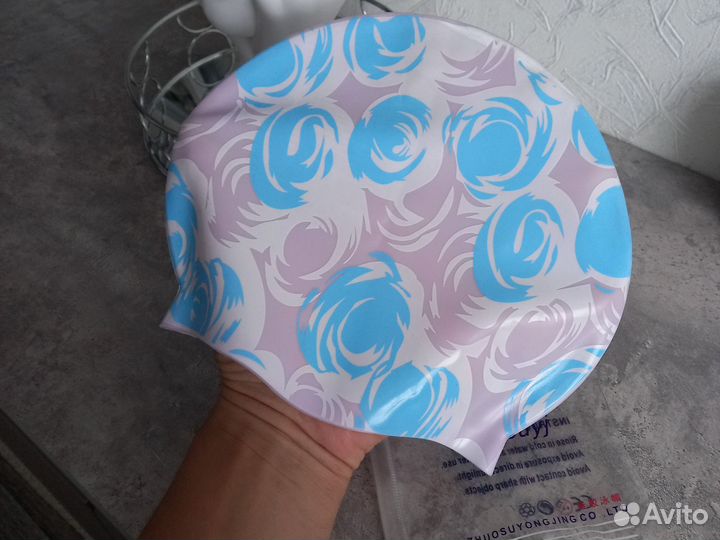 Детская силиконовая шапка в бассейне