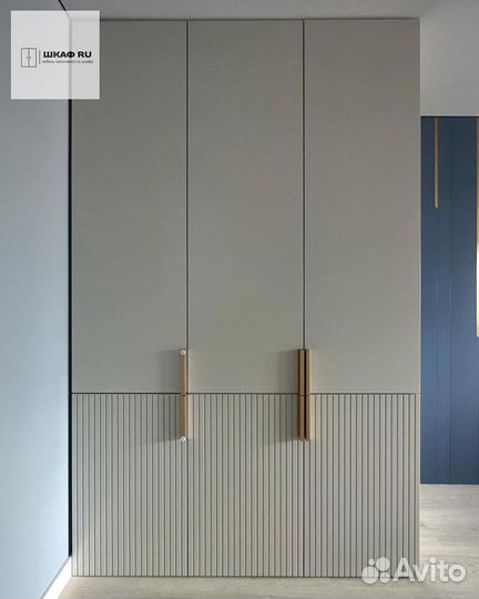 Книжный шкаф