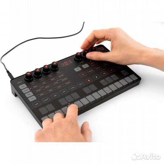 Клавишный инструмент IK Multimedia UNO Synth
