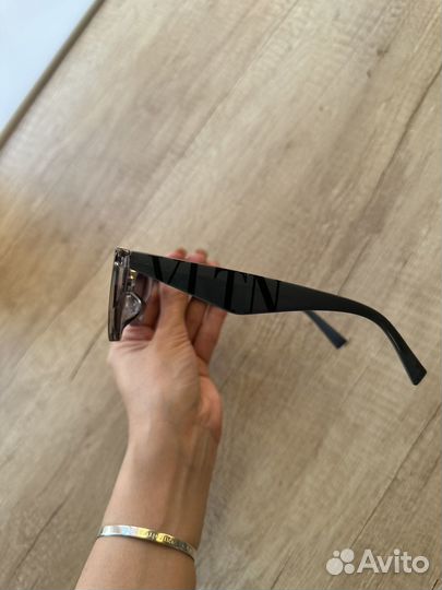 Солнцезащитные очки женские Valentino