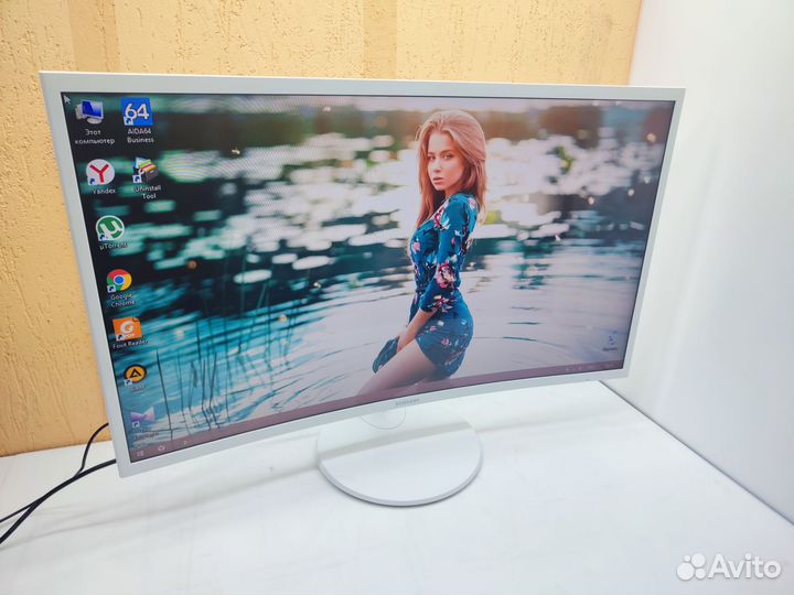 Монитор Samsung 32 дюйма, изогнутый экран
