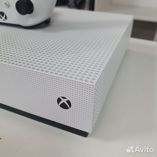 Xbox One S 1000GB в идеальном состоянии