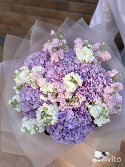 Букет из гортензий и маттиолы