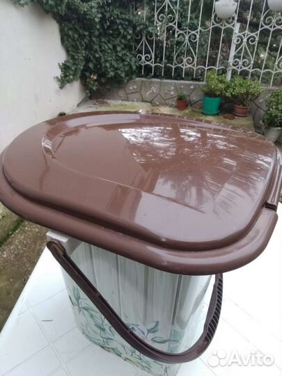 Ведро пластиковое с крышкой