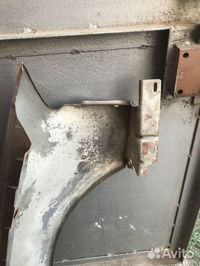 Крыло переднее левое крайслер м300 в наличие