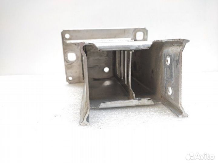 Кронштейн усилителя бампера передний левый Audi A4