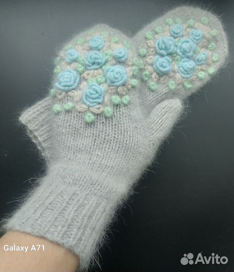 Варежки из пуха норки с вышивкой ручная работа