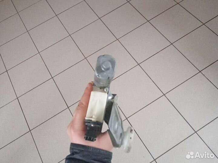 Подъемный механизм двери