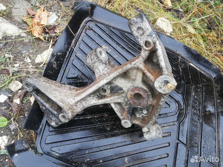 Кулак поворотный задний Шкода Йети